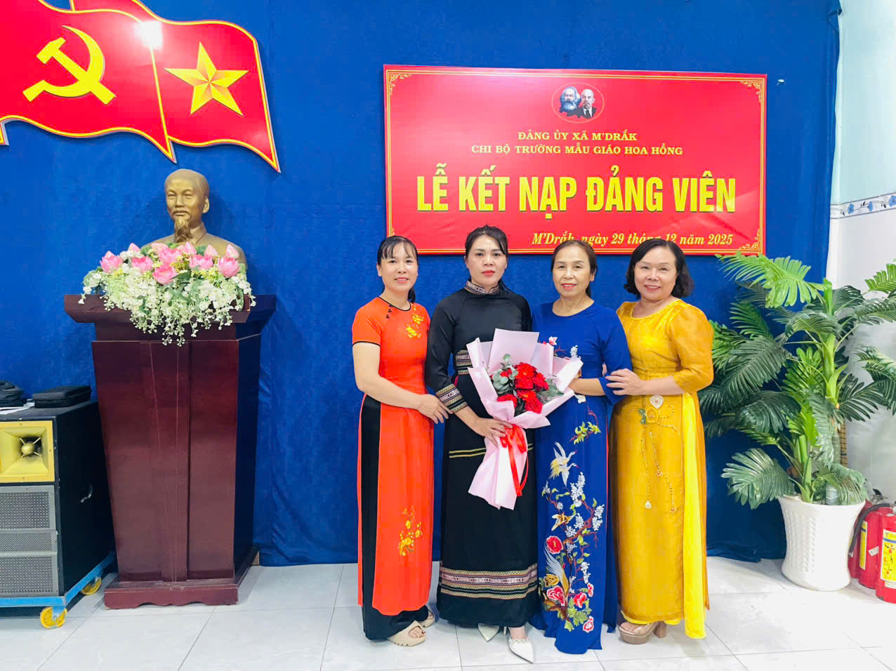 CHI BỘ TRƯỜNG MG HOA HỒNG TỔ CHỨC LỄ KẾT NẠP ĐẢNG VIÊN MỚI CHI BỘ TRƯỜNG MG HOA HỒNG TỔ CHỨC LỄ KẾT NẠP ĐẢNG VIÊN MỚI