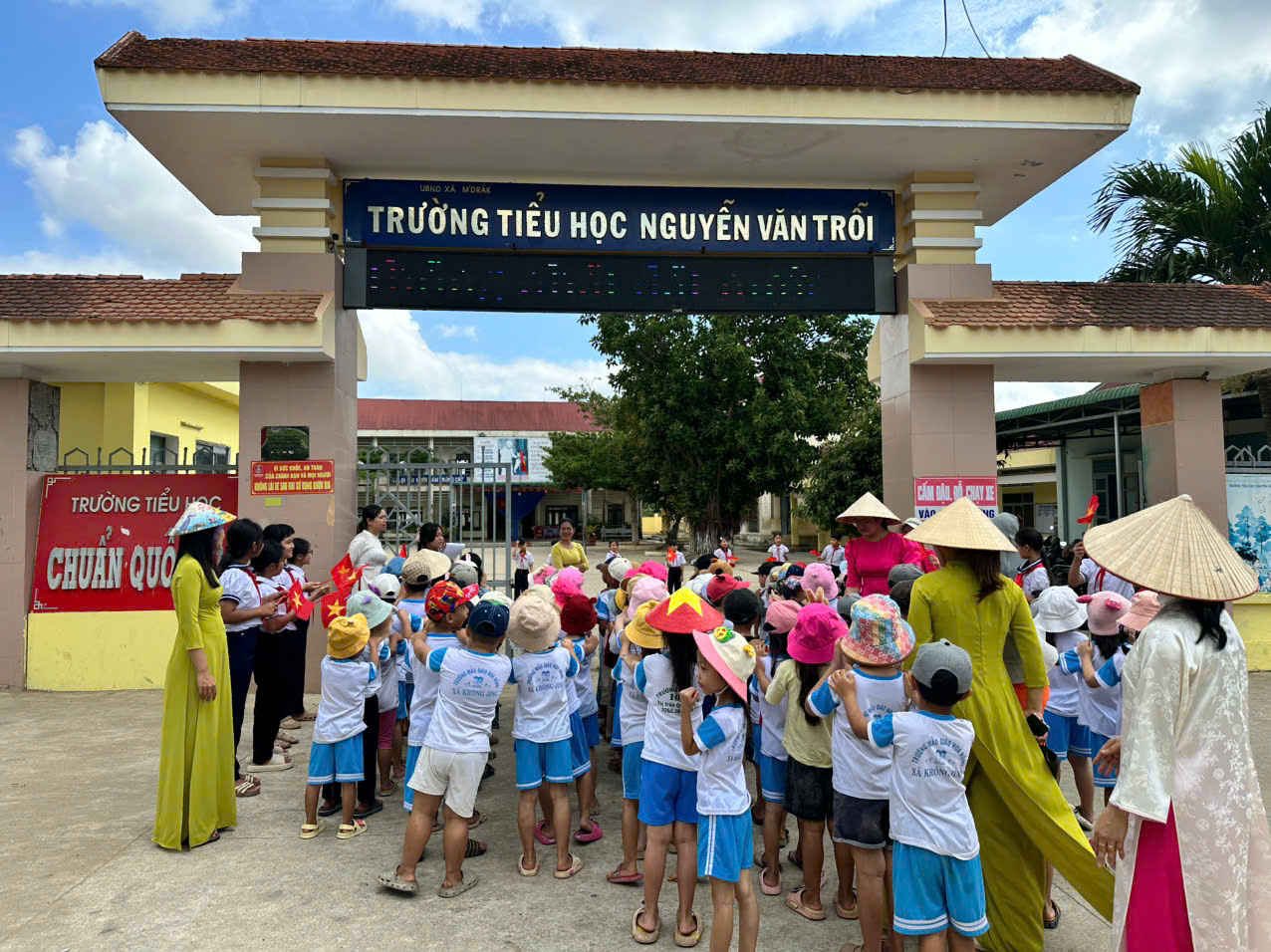 HOẠT ĐỘNG TRẢI NGHIỆM: “BÉ ĐI THĂM TRƯỜNG TIỂU HỌC NGUYỄN VĂN TRỖI” HOẠT ĐỘNG TRẢI NGHIỆM: “BÉ ĐI THĂM TRƯỜNG TIỂU HỌC NGUYỄN VĂN TRỖI”
